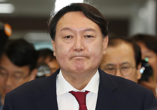 담담한 표정으로 취임식 참석하는 윤석열      (서울=연합뉴스) 류영석 기자 = 윤석열 신임 검찰총장이 25일 서울 서초구 대검찰청에서 열린 취임식에 입장하고 있다. 2019.7.25      ondol@yna.co.kr  (끝)